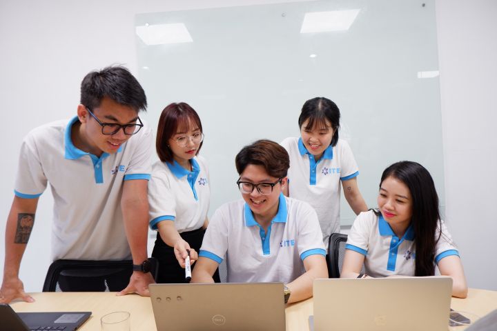 Đội ngũ ITE trao đổi công việc