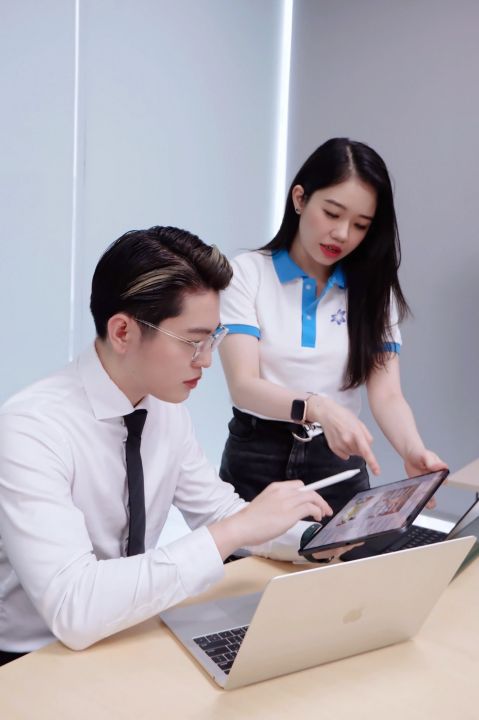 Nhân viên ITE tư vấn khách hàng
